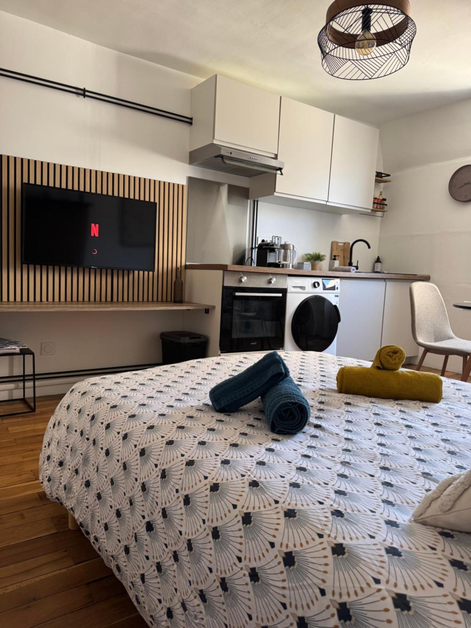 Charmant Appartement Au Coeur De Бурж Экстерьер фото