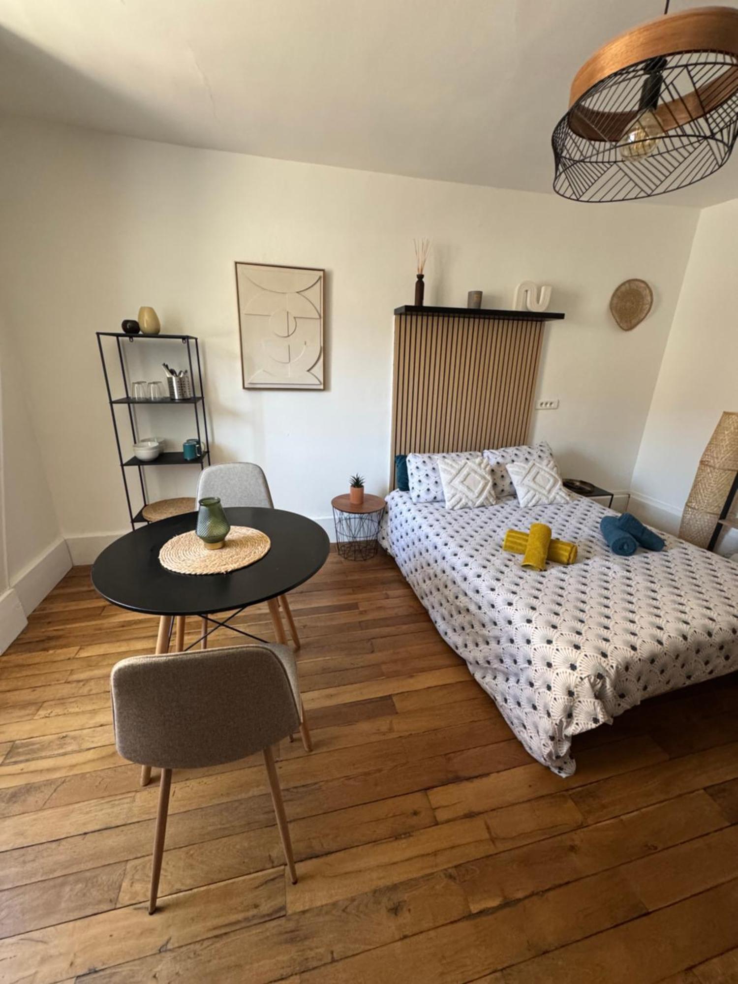 Charmant Appartement Au Coeur De Бурж Экстерьер фото