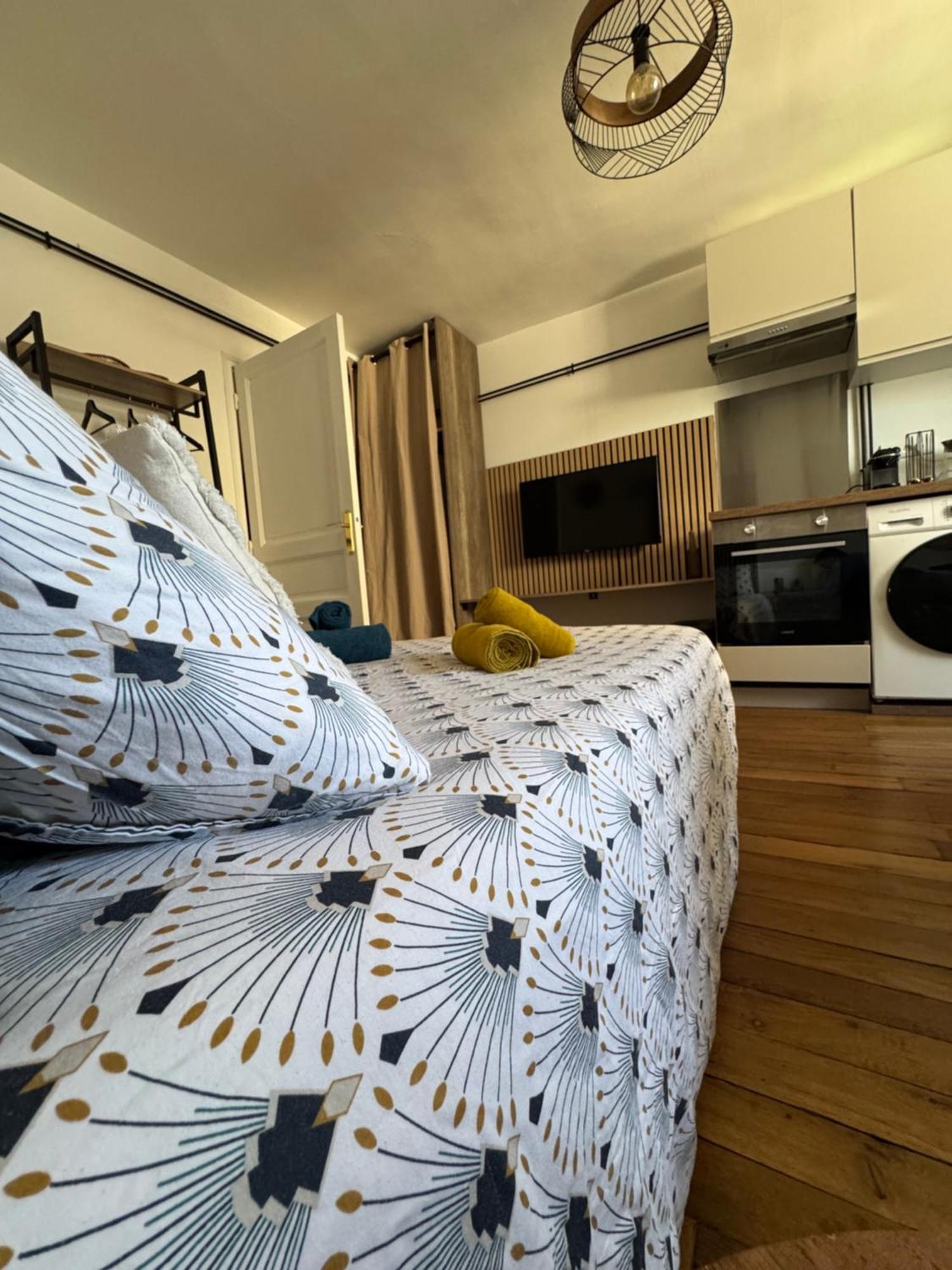 Charmant Appartement Au Coeur De Бурж Экстерьер фото