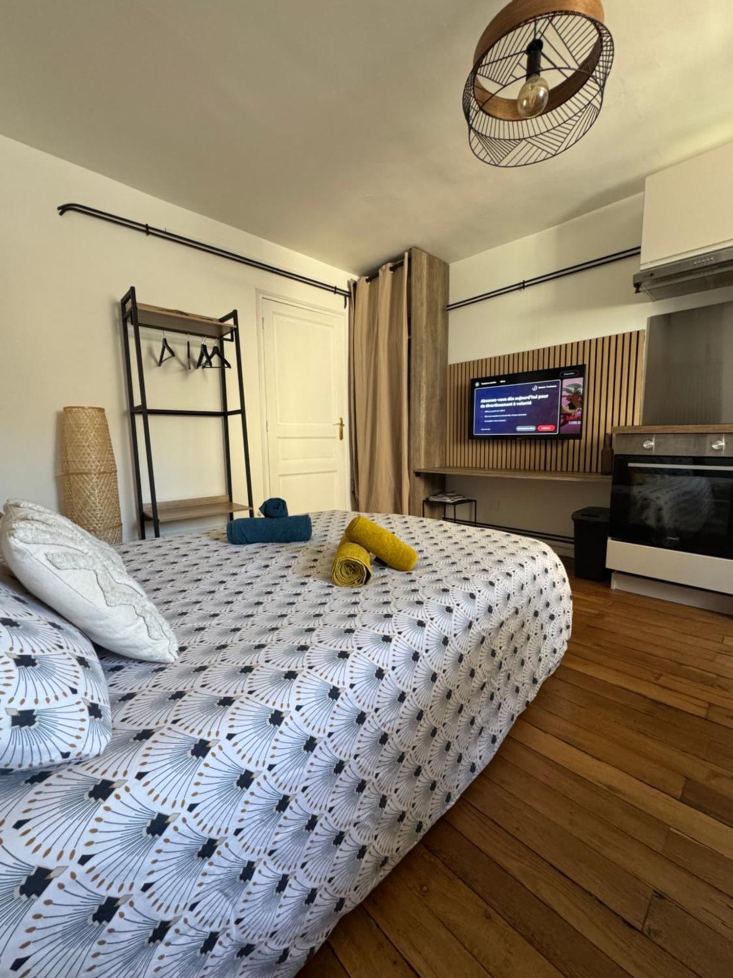 Charmant Appartement Au Coeur De Бурж Экстерьер фото