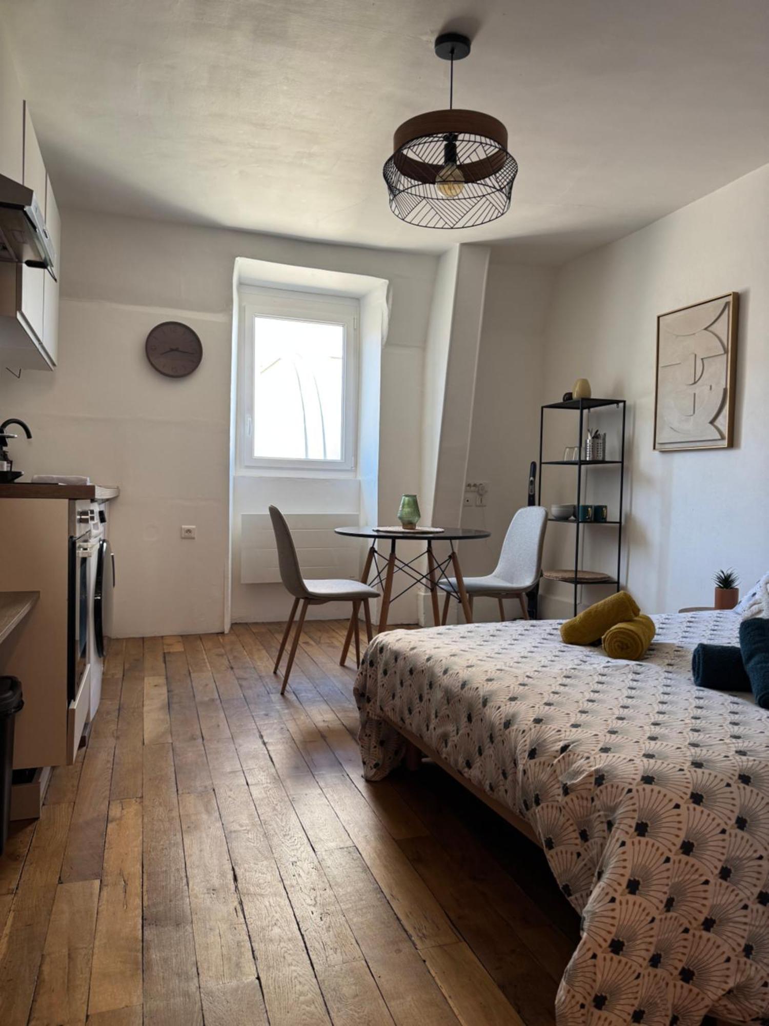 Charmant Appartement Au Coeur De Бурж Экстерьер фото